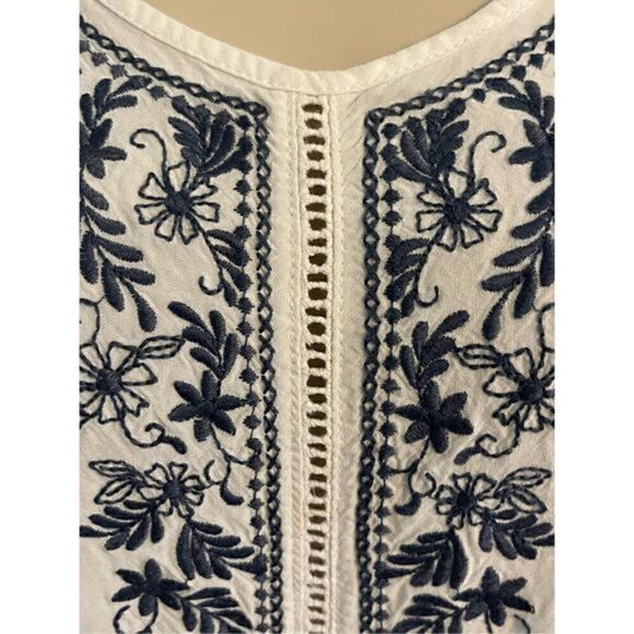 White Sleeveless Boho Top. Navy trim with a floral pattern and lace. Size Medium - Picture 3 of 4
